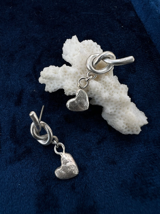Knotted hearts