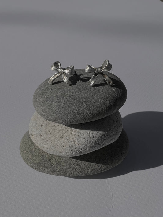 Tiny bow earrings