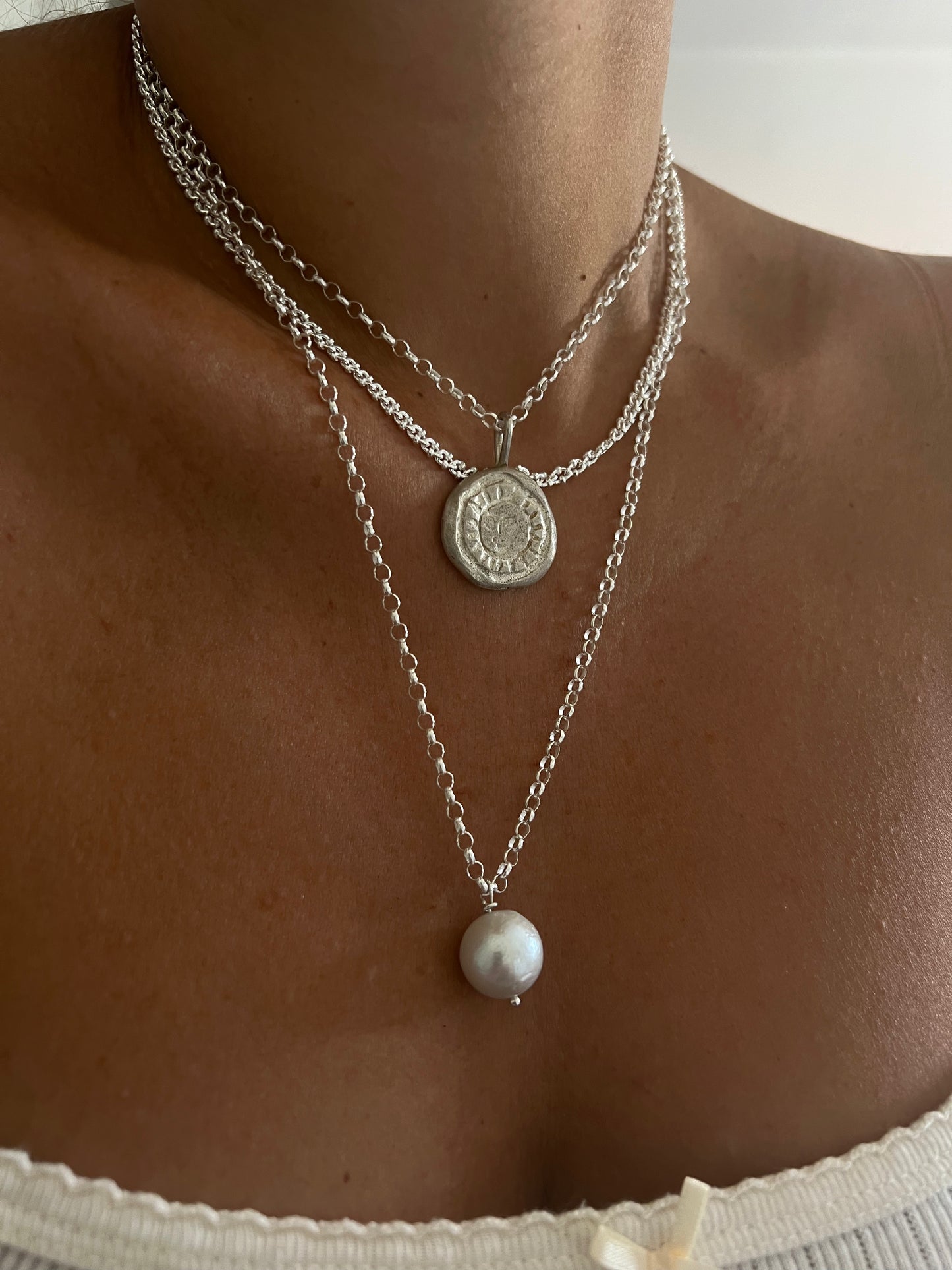 Round single pearl