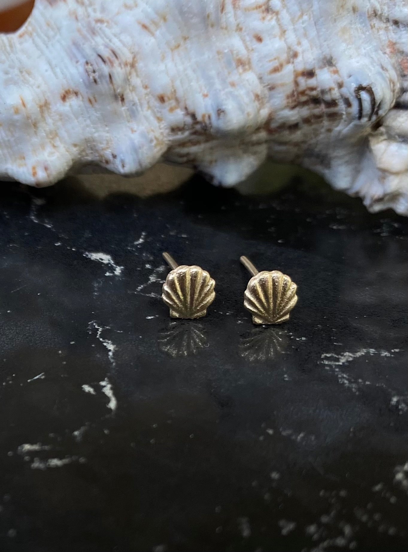 Tiny Madeline earrings gold