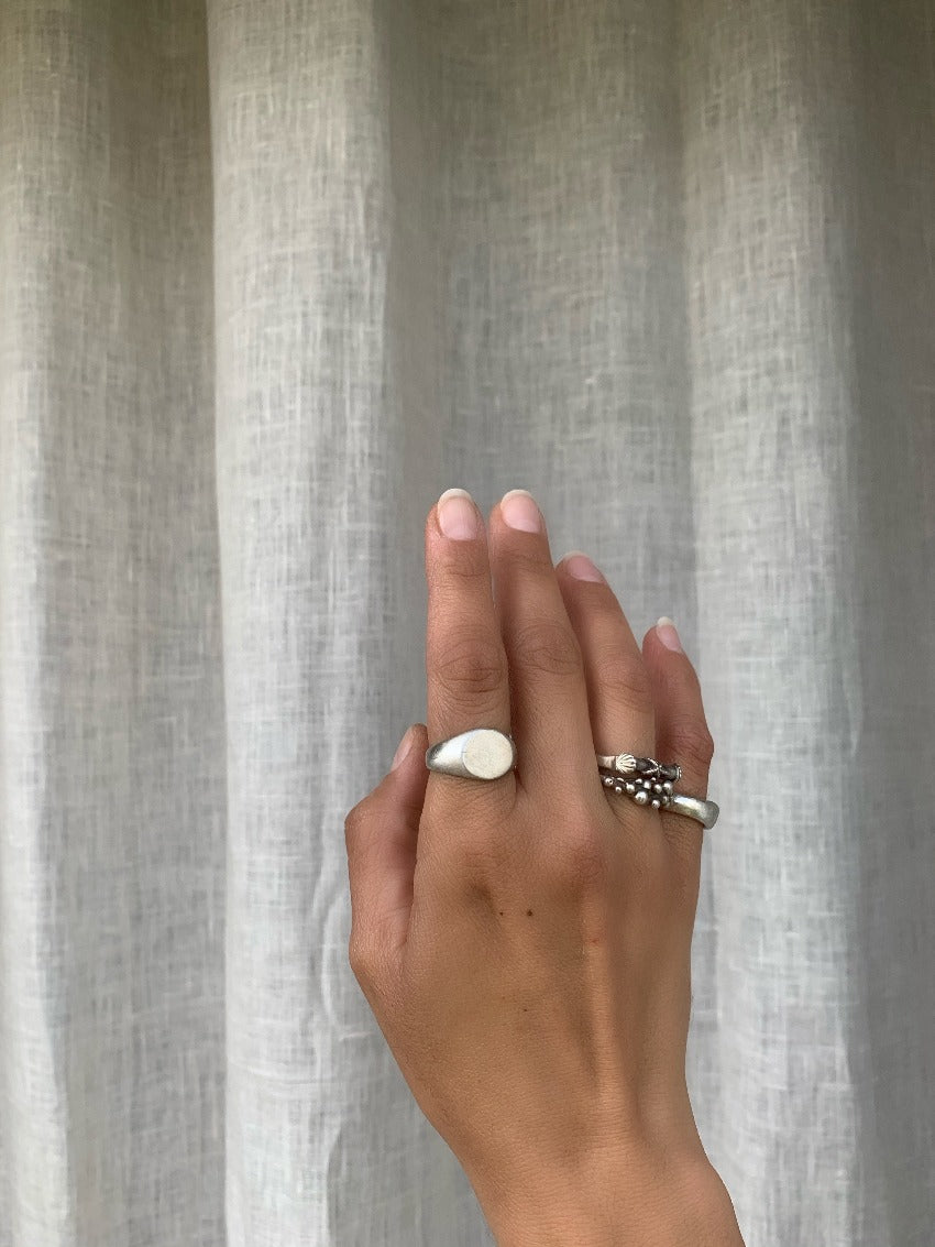 Round signet ring