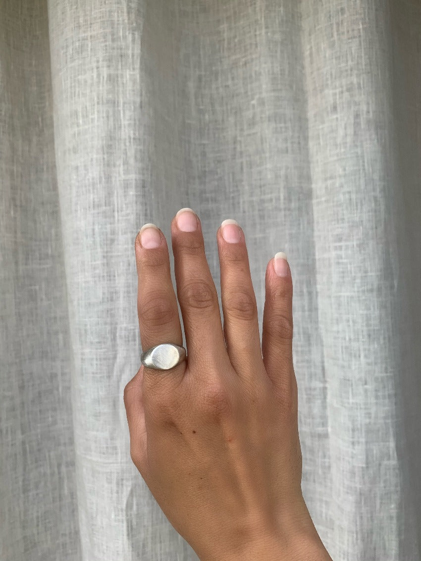 Round signet ring