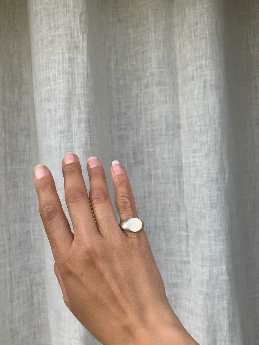 Round signet ring