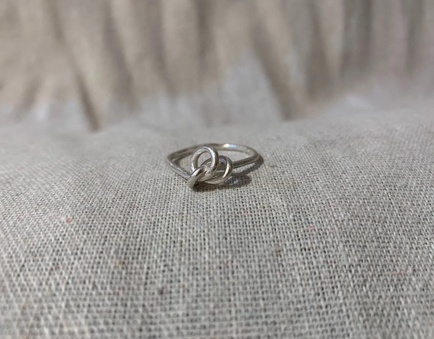 Loose knot ring