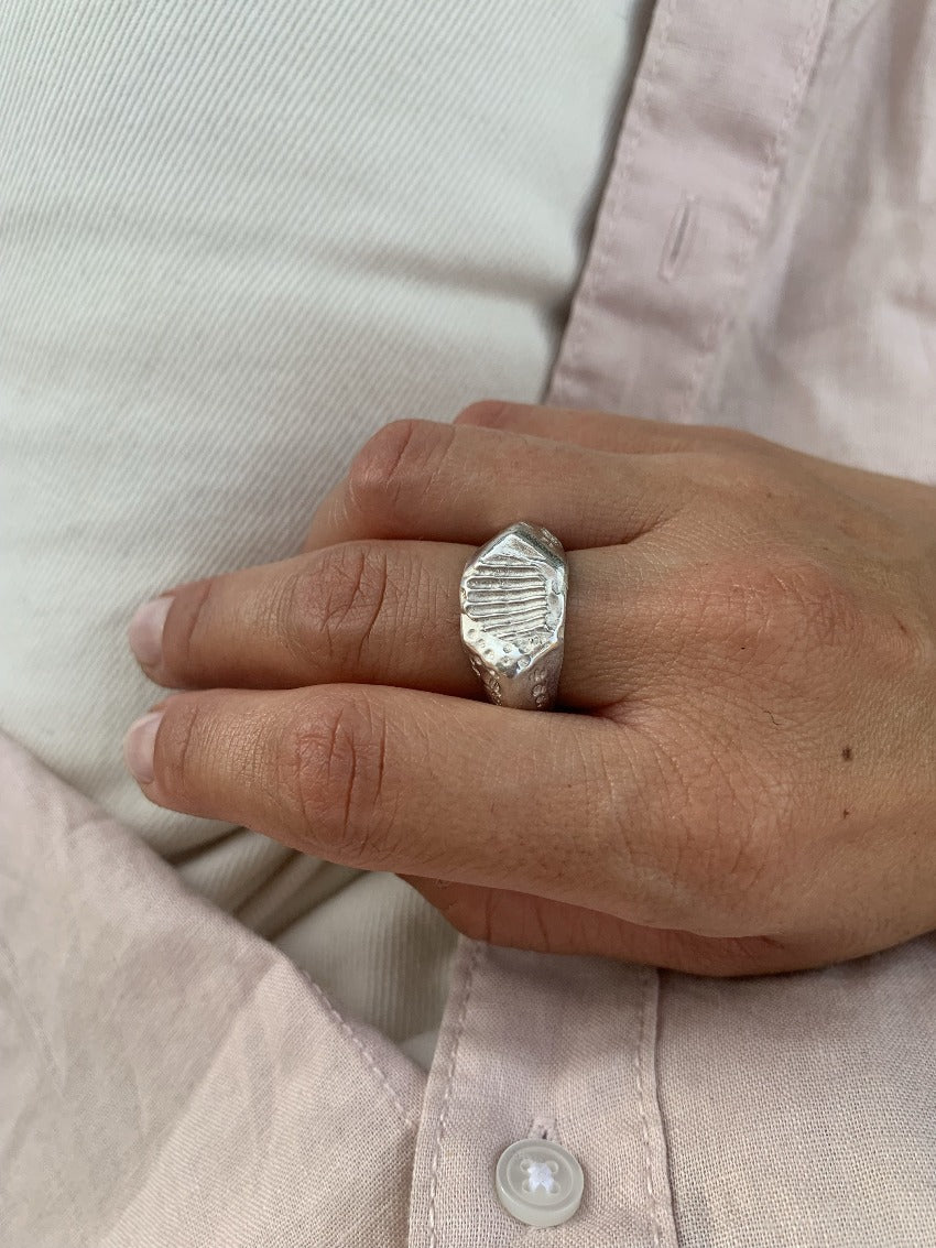 Pattern shell Ring