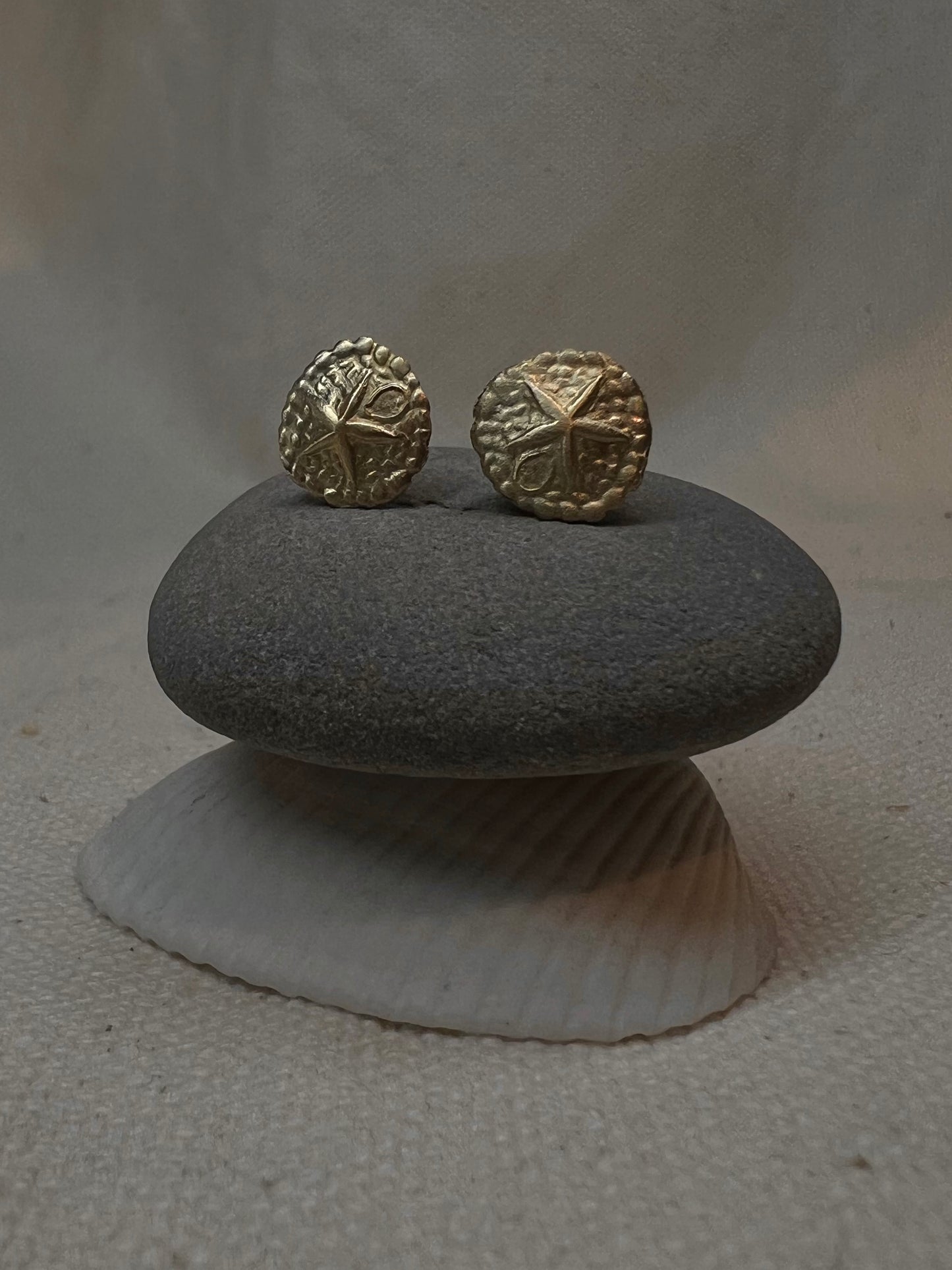 Sea Cookie stud gold