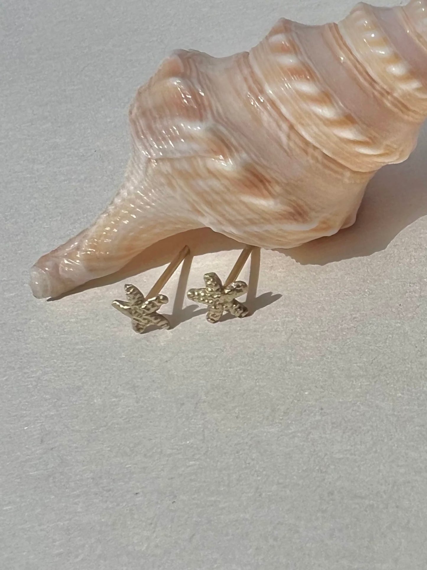Tiny starfish earring - gold