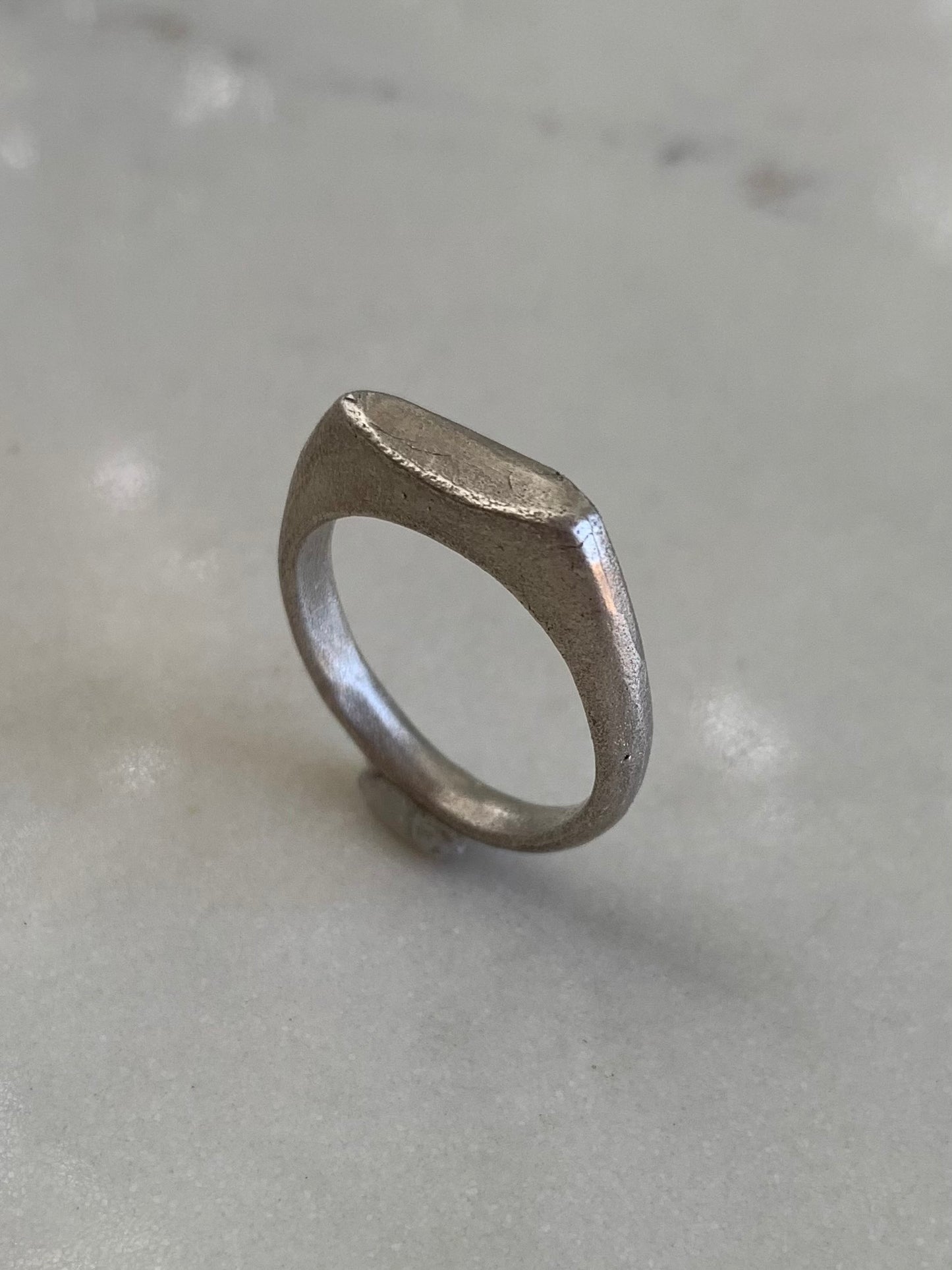 Arching signet ring